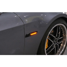 Coppia Frecce Laterali FULL LED per BMW Serie 1 E82 E81 E87 E88 100% CANBUS Scocca ABS Nera + Lente Bianca