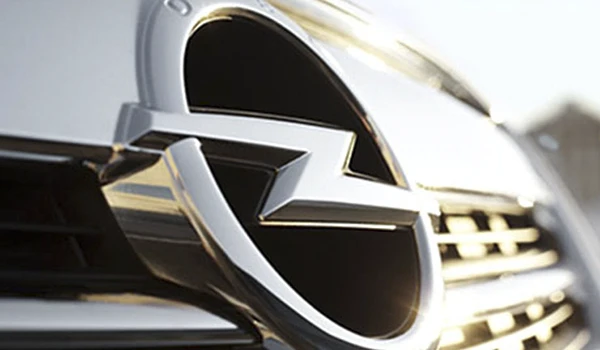Detalle del logotipo frontal de Opel