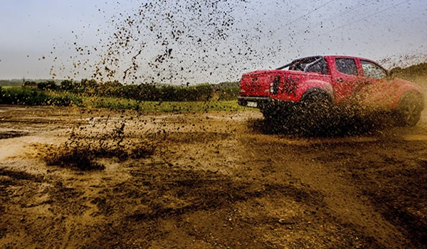 Isuzu todoterreno en el barro