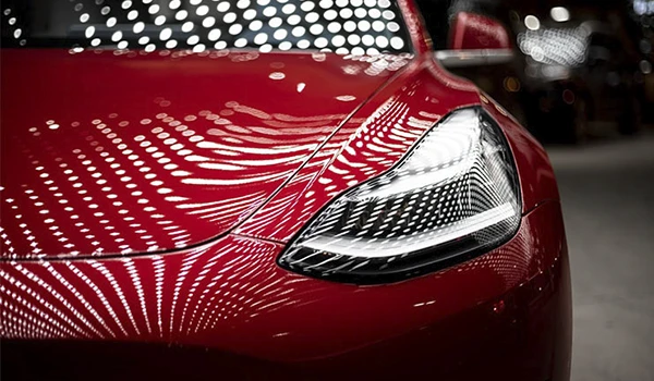 Coche Tesla con accesorios de tuning externos
