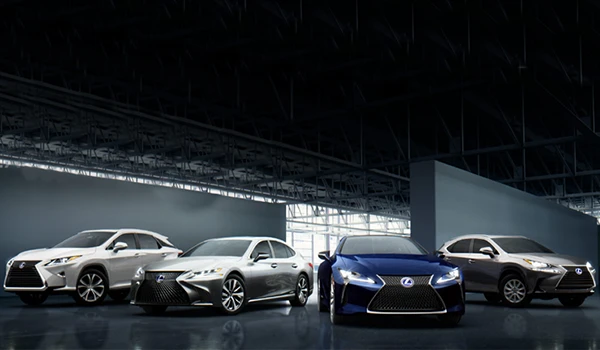 Modelos de automóviles Lexus en un cobertizo gris