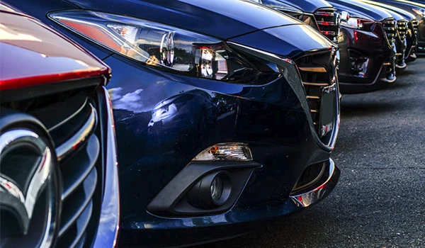 Detalle de la parrilla delantera de los coches Mazda