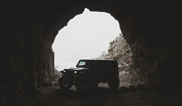 Jeep en una cueva con accesorios todoterreno