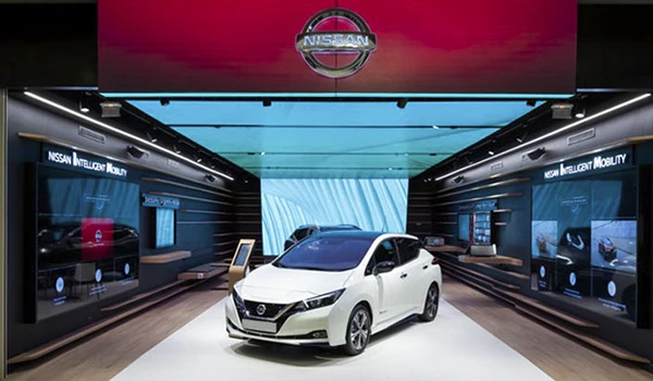 Coche deportivo Nissan en la sala de exposición