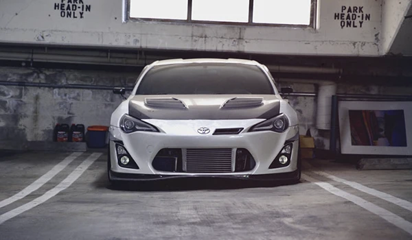 Coche deportivo Toyota con accesorios de tuning