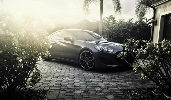 Coche deportivo Hyundai con accesorios de tuning