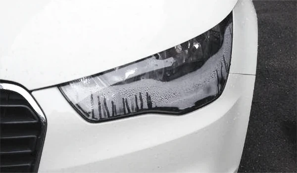 Faro di un Auto con Condensa