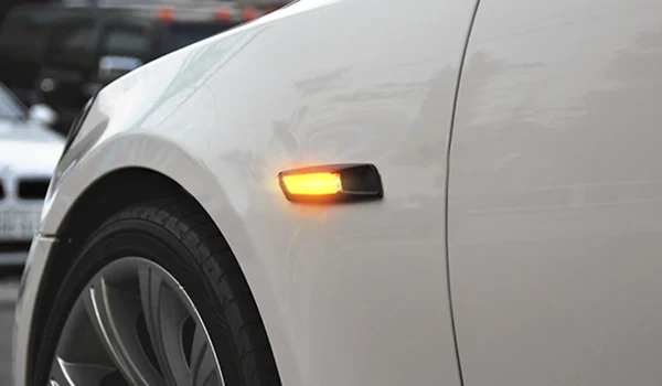 Coche con intermitentes laterales LED