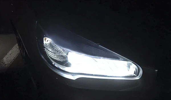 faro de coche con Luz blanca
