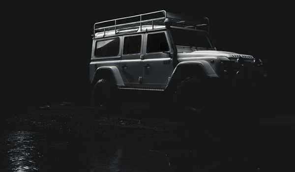Coche todoterreno Land Rover con accesorios de viaje