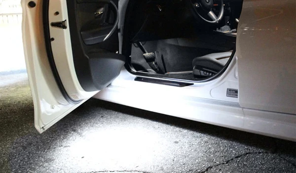 Coche con potentes luces de Cortesia LED blancas