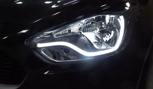 Hyundai con luces de circulación diurna en el faro