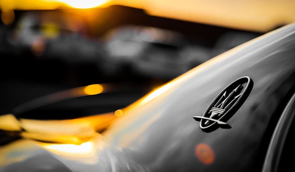 Detalle del logotipo lateral del coche Maserati