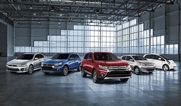 Modelos coches de Mitsubishi en un almacén