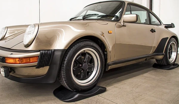 Porsche su Salva Gomme Esposta in Rimessa