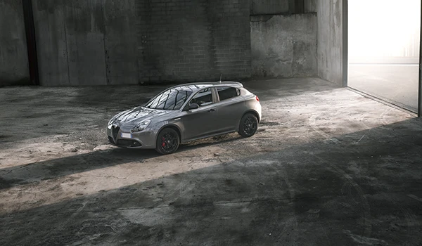 Coche deportivo Alfa Romeo Giulietta con accesorios Tuning