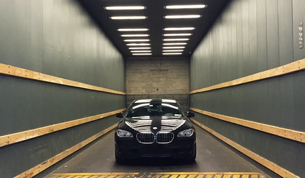 Un deportivo BMW en un túnel con luces