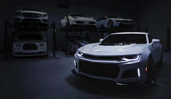 Auto deportivo Chevrolet Camaro con accesorios de tuning