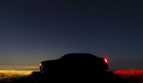 Auto Chrysler con luces potentes