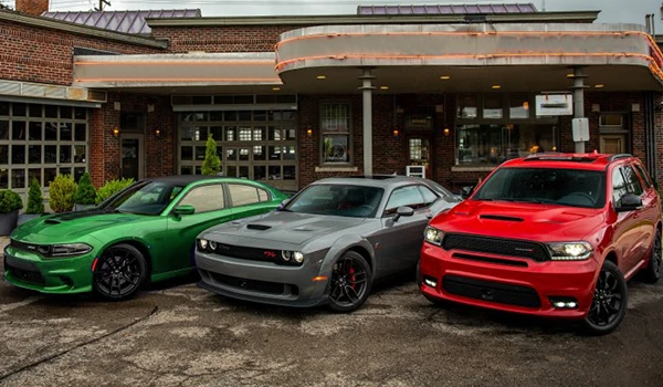 Autos deportivos Dodge con accesorios de tuning