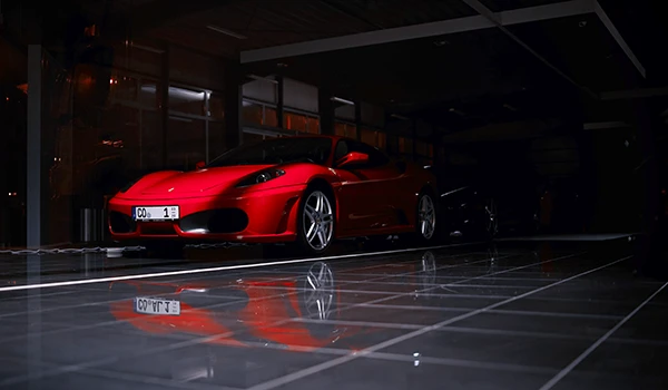 Ferrari F430 Supercar en un Garaje bien cuidado