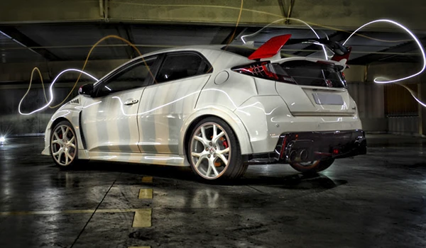 Coche deportivo Honda con accesorios de tuning