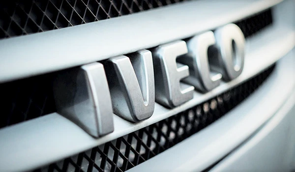 Detalle de la parrilla delantera de Iveco