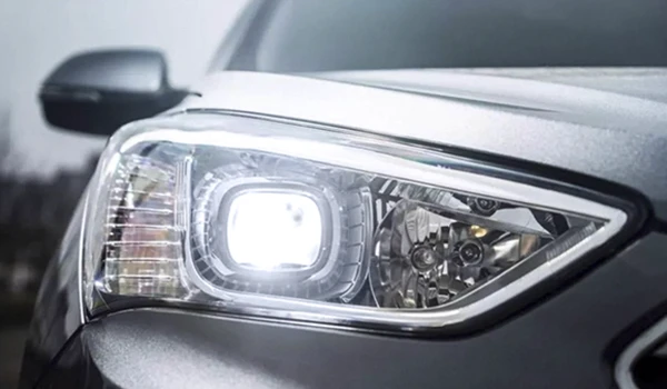 Automóvil con luces halógenas blancas