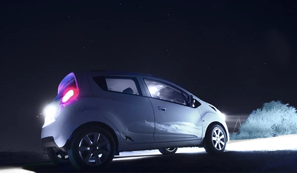  Coche con potentes luces blancas