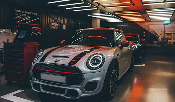 Mini Cooper Deportivo con accesorios de tuning