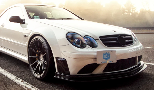 Auto Mercedes con Targa Anteriore Rilocata Lateralmente