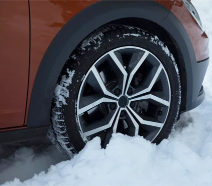 Dispositivos-de-coche-atascados-en-la-nieve-en-invierno Coche con rueda en la nieve.