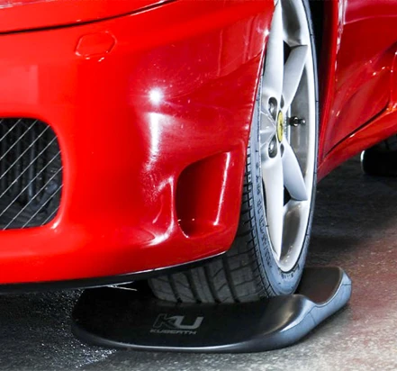 Cojines-protectores-de-neumaticos-qspcars-kuberth Ferrari estacionado sobre protectores de neumáticos Kuberth x QSPCARS