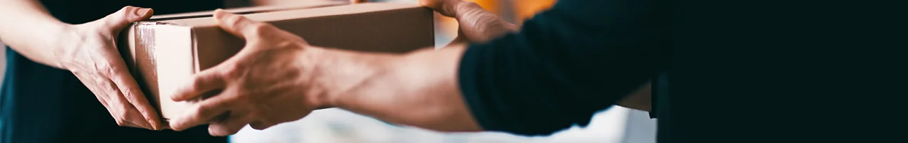 Consegna di un pacco qspcars al Cliente