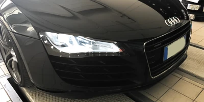 Audi R8 con Fari Xenon Accesi Luce Bianca