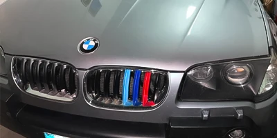 Bmw X3 E83 con Fasce Colorate M sport su Mascherina