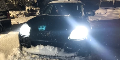 Porsche Cayenne con Fari LED Accesi